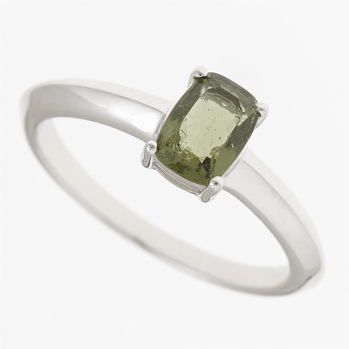 Anello in argento rodiato con moldavite verde oliva rettangolare montata a quattro griffe