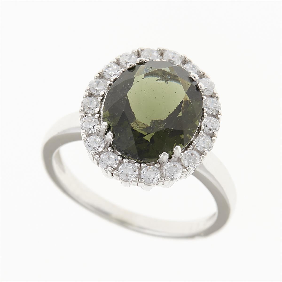 Anello in argento rodiato con moldavite verde oliva rotonda circondata da 25 zirconi incolori
