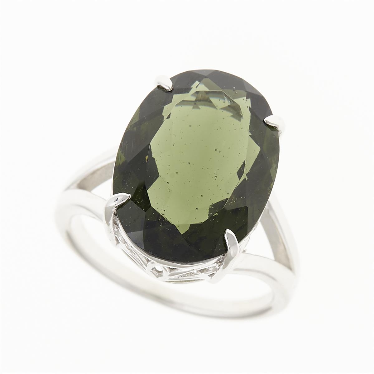 Anello in argento rodiato con moldavite ovale verde oliva e bolle interne visibili