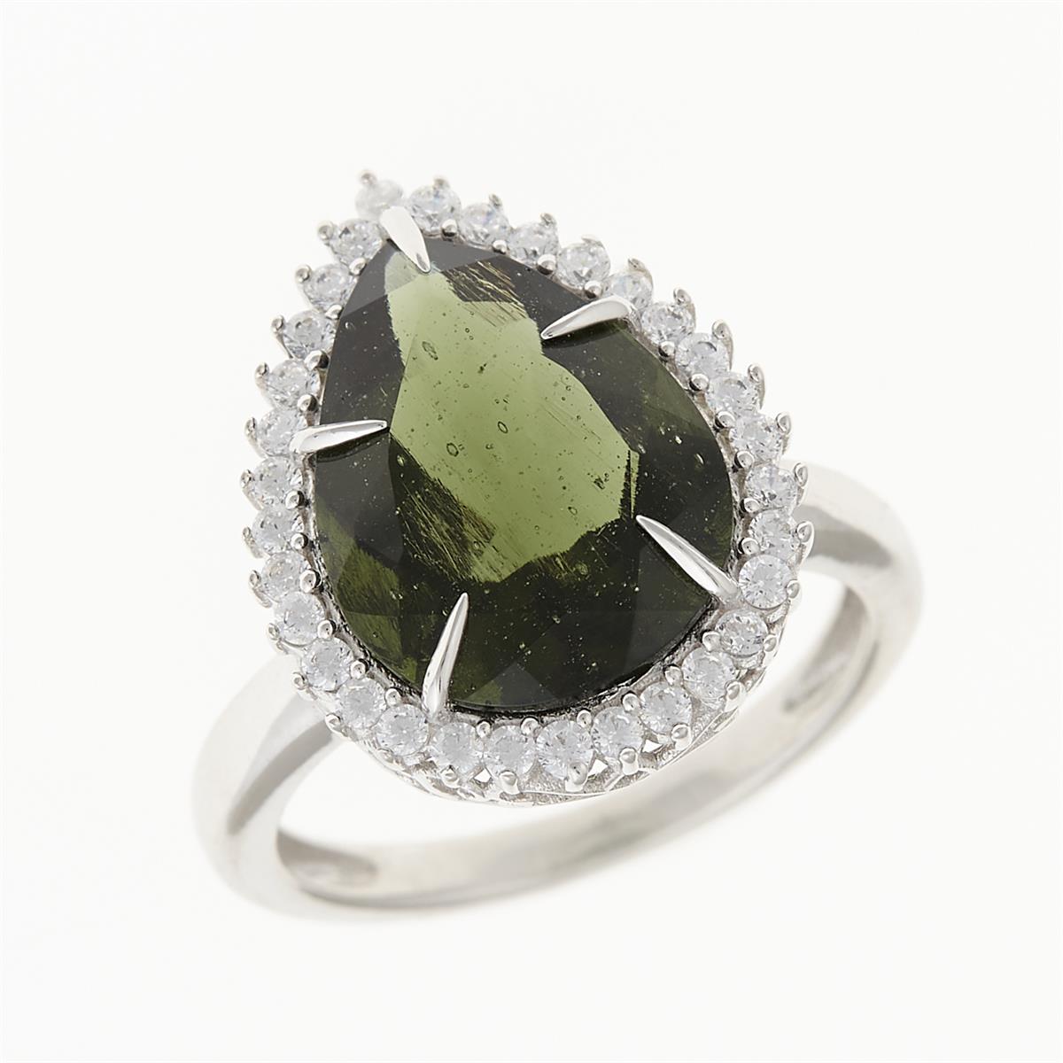Anello in argento rodiato con moldavite grezza a goccia verde scuro e contorno di zirconi bianchi