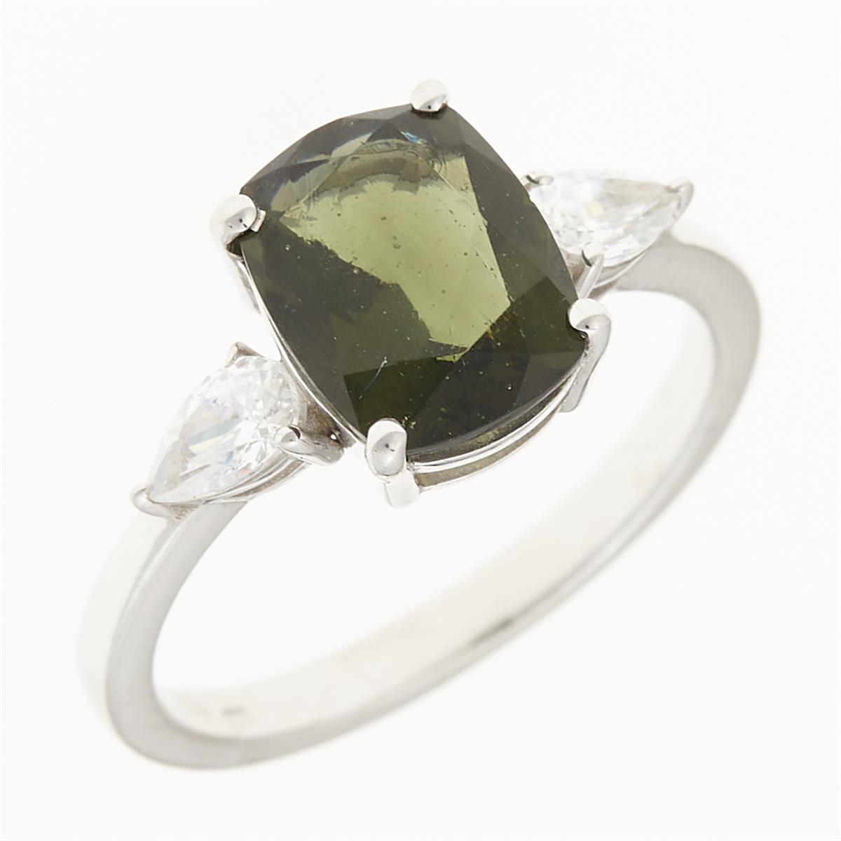 Anello in argento rodiato con moldavite verde a cuscino e due zirconi a goccia laterali