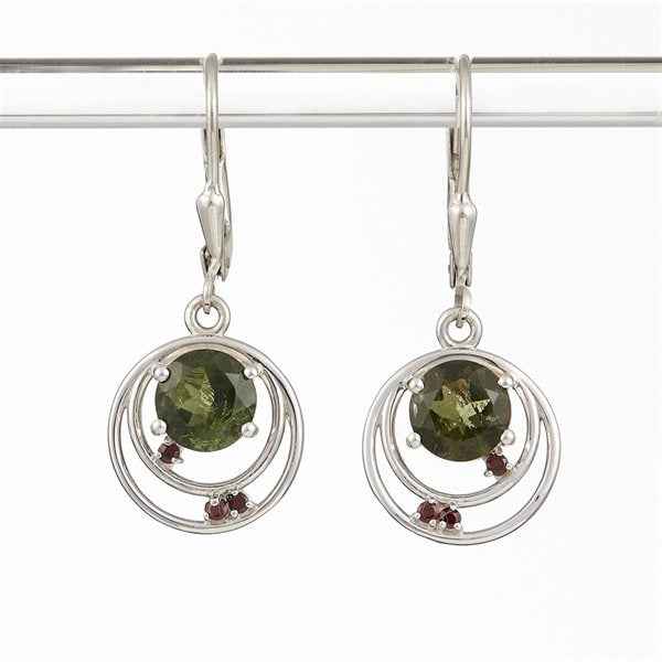 Orecchini in argento con moldavite e granati 305G-4
