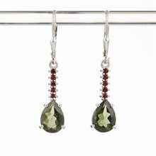Orecchini in argento con moldavite e granati 412G-4