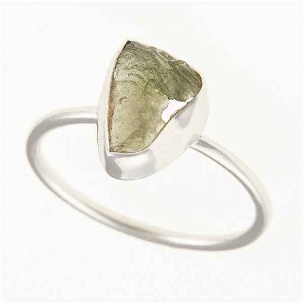 Anello in argento con pietra naturale moldavite 011B