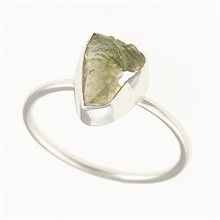 Anello in argento con pietra naturale moldavite 011B