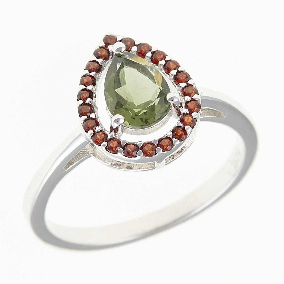 Anello in argento rodiato con moldavite verde a goccia sfaccettata circondata da granati rossi