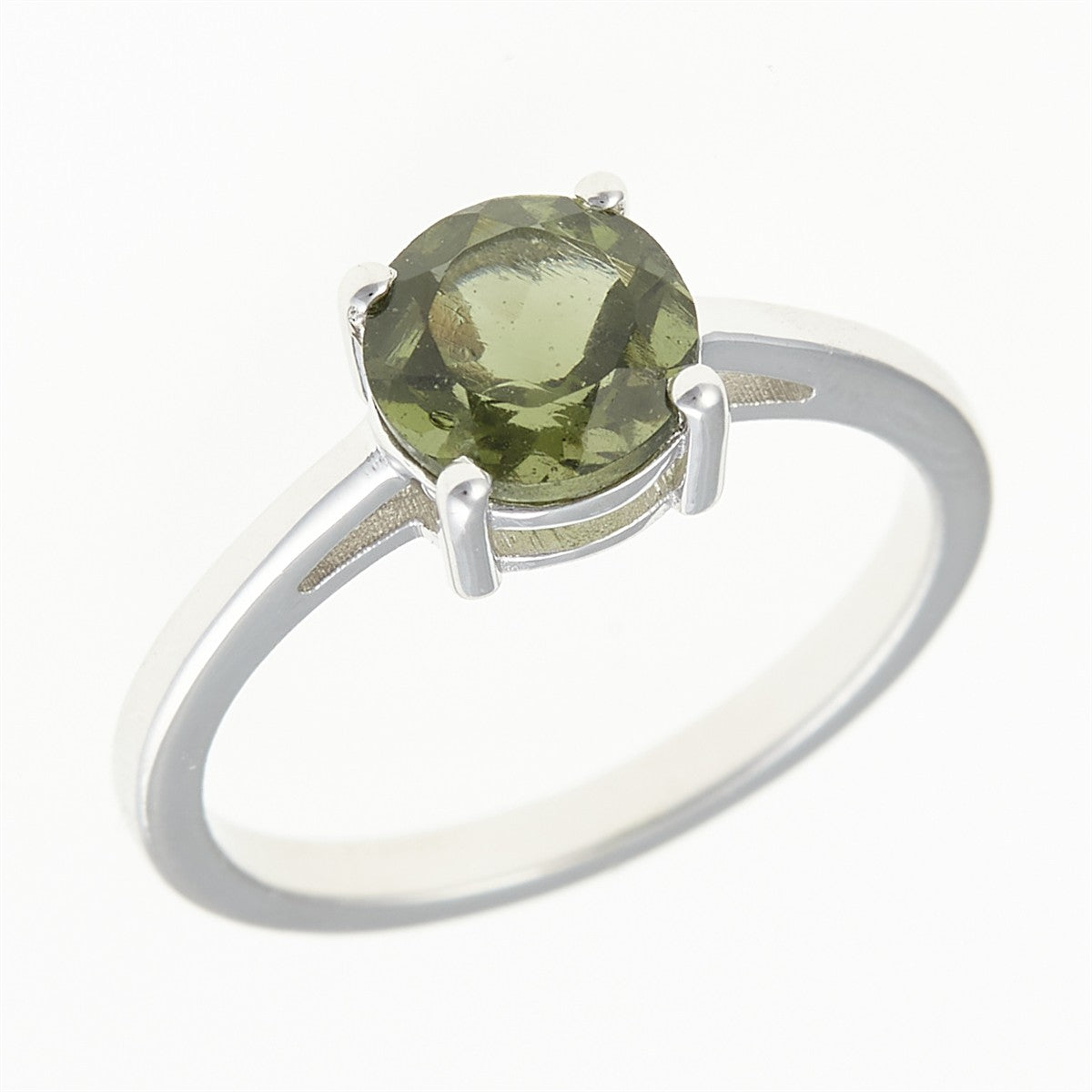 Anello in argento rodiato con moldavite tonda verde oliva su quattro griffe e gambo diviso