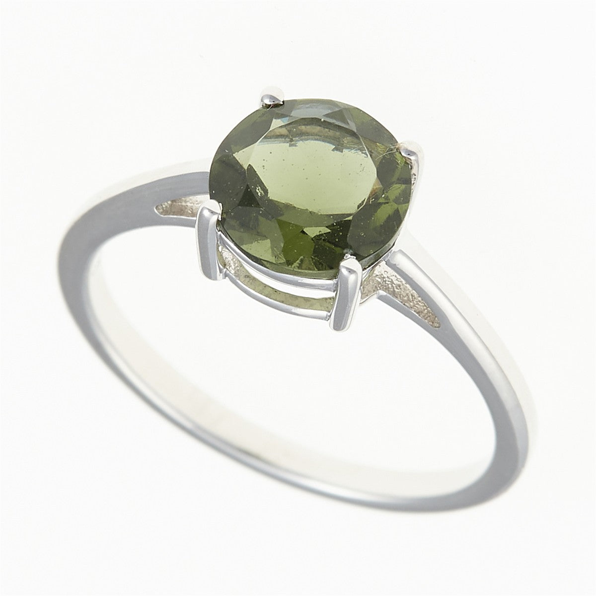 Anello in argento rodiato con moldavite tonda sfaccettata verde oliva su montatura a quattro griffe