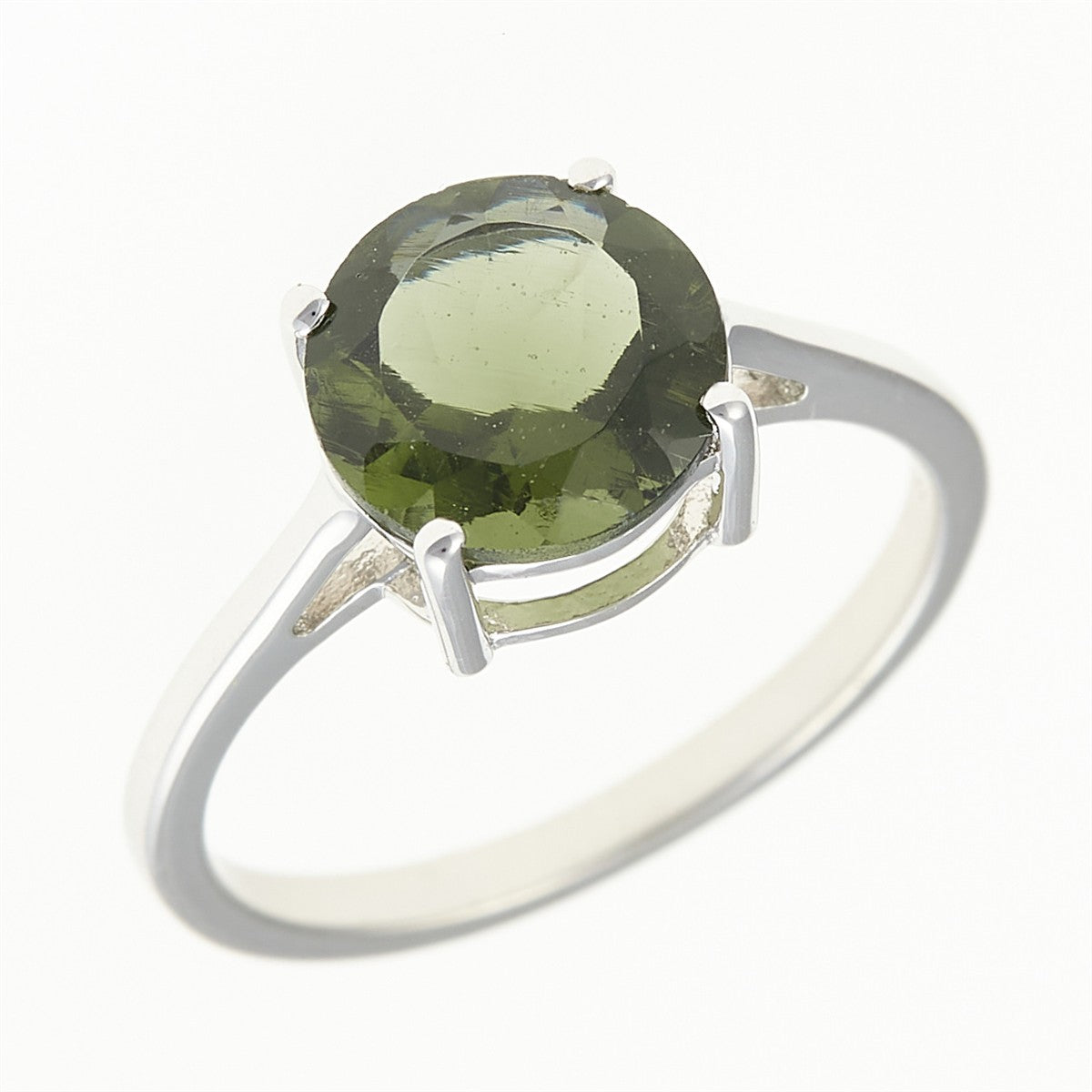 Anello in argento rodiato con moldavite tonda sfaccettata verde scuro tenuta da quattro griffe