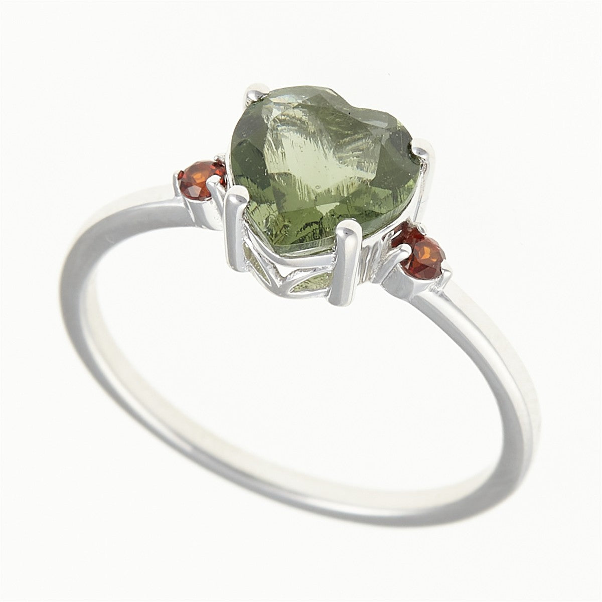 Anello in argento rodiato con moldavite grezza a cuore verde oliva e due granati rossi laterali