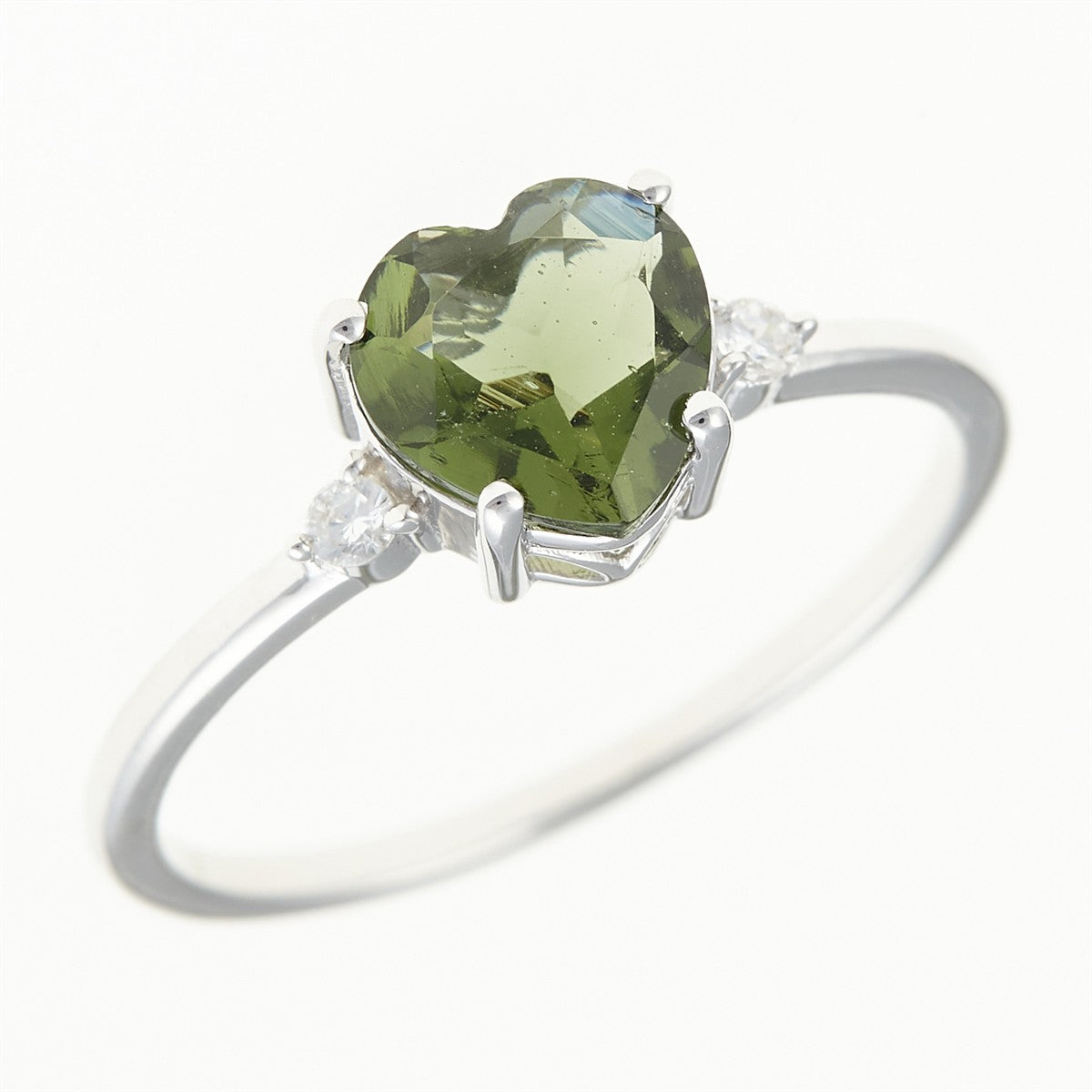 Anello in argento rodiato con moldavite verde a forma di cuore e due zirconi laterali