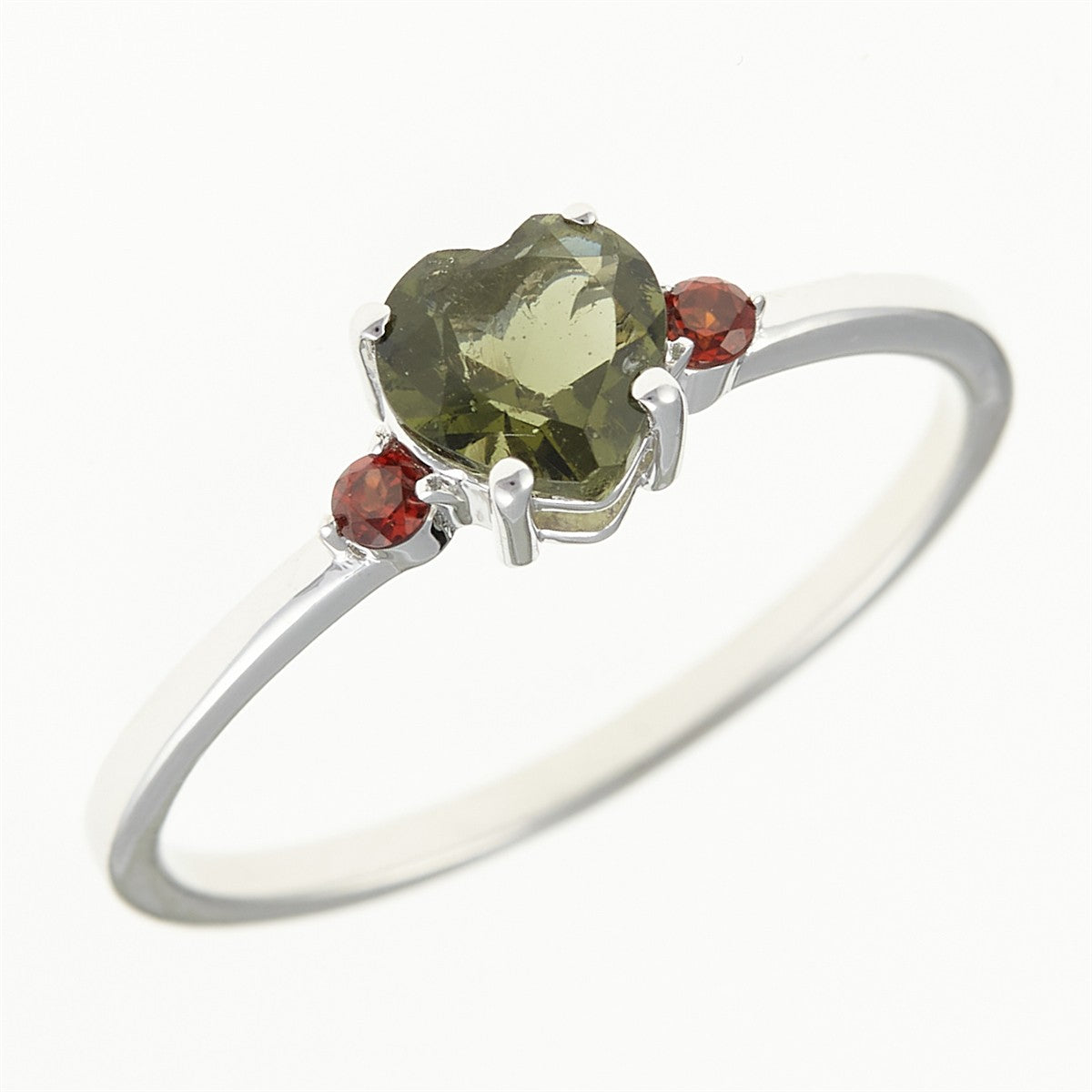 Anello in argento rodiato con moldavite verde a cuore sfaccettato e due granati rossi tondi laterali