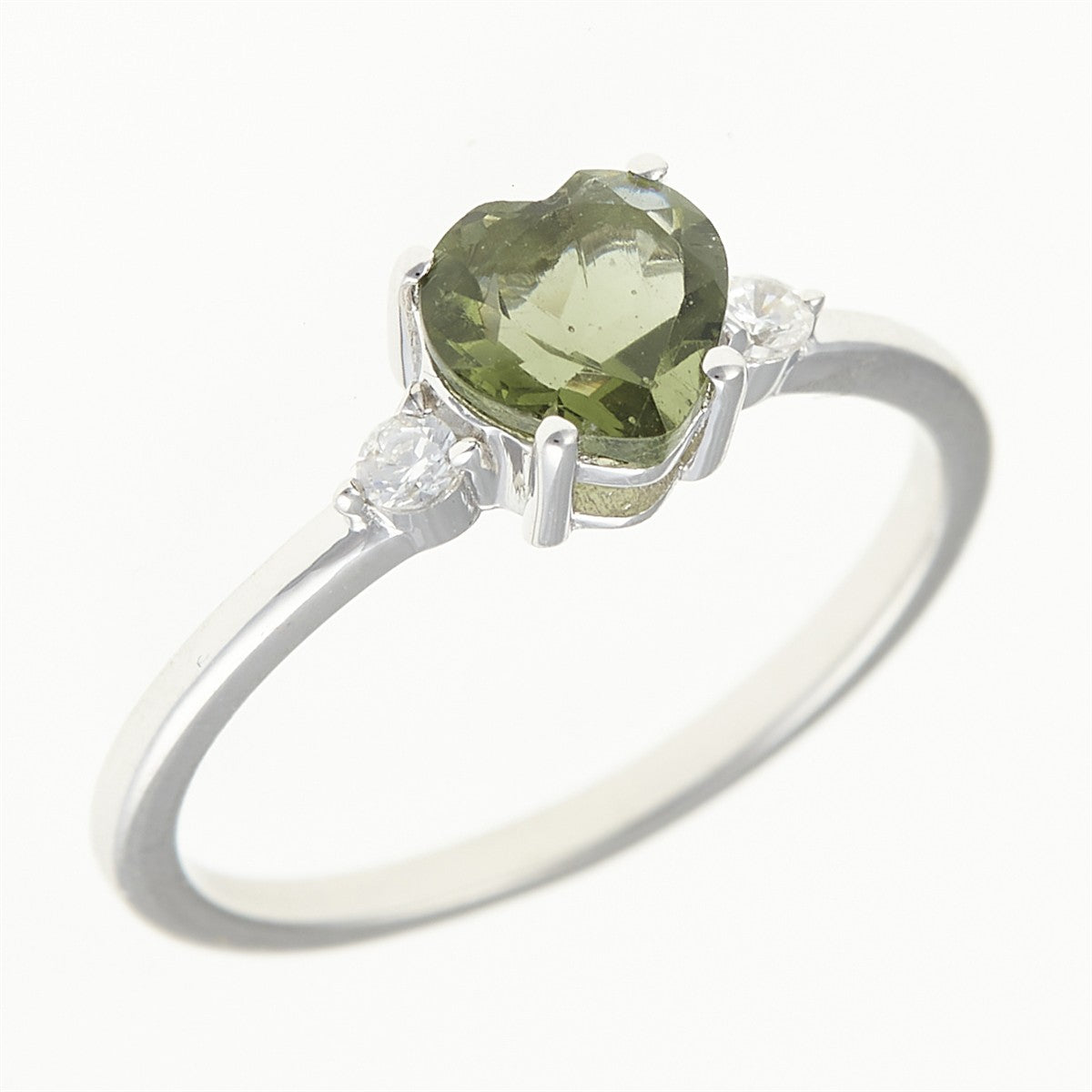 Anello in argento rodiato con moldavite verde a cuore sfaccettata e due zirconi laterali