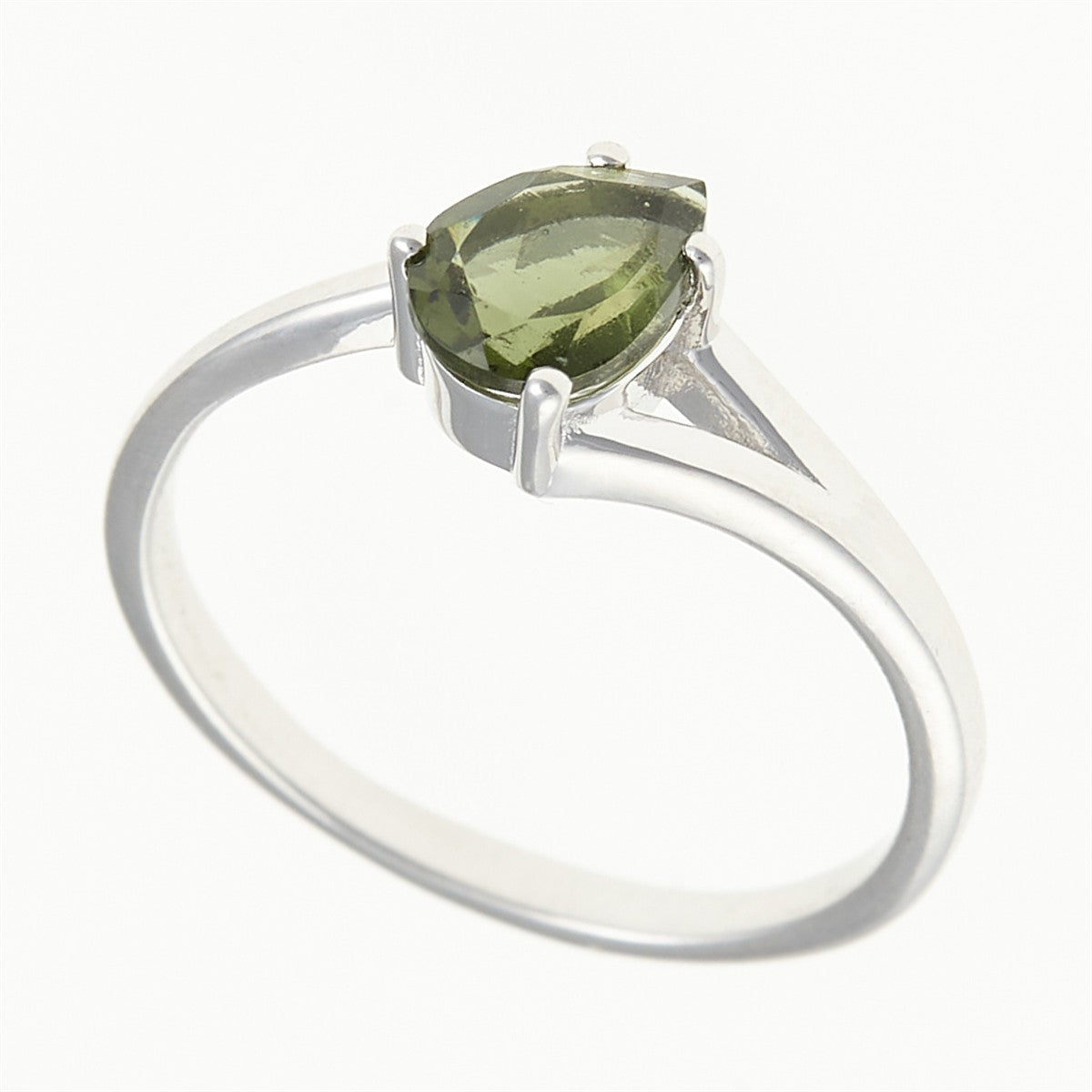Anello in argento rodiato con moldavite verde oliva a goccia su gambo diviso a due bracci