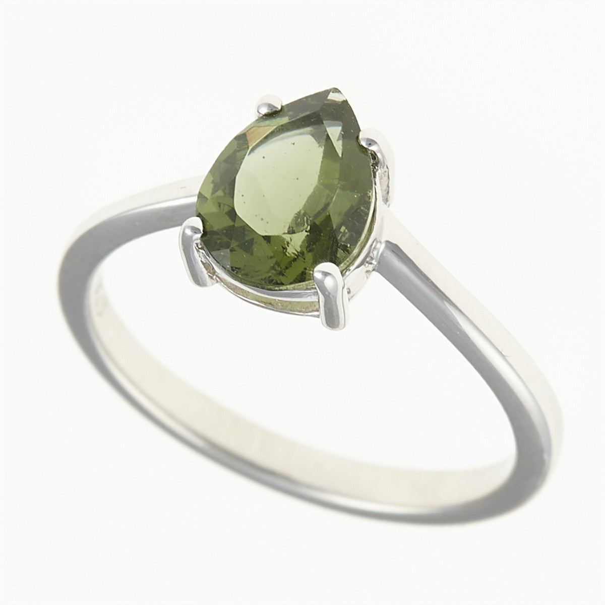 Anello in argento rodiato con moldavite verde a goccia sfaccettata tenuta da quattro griffe