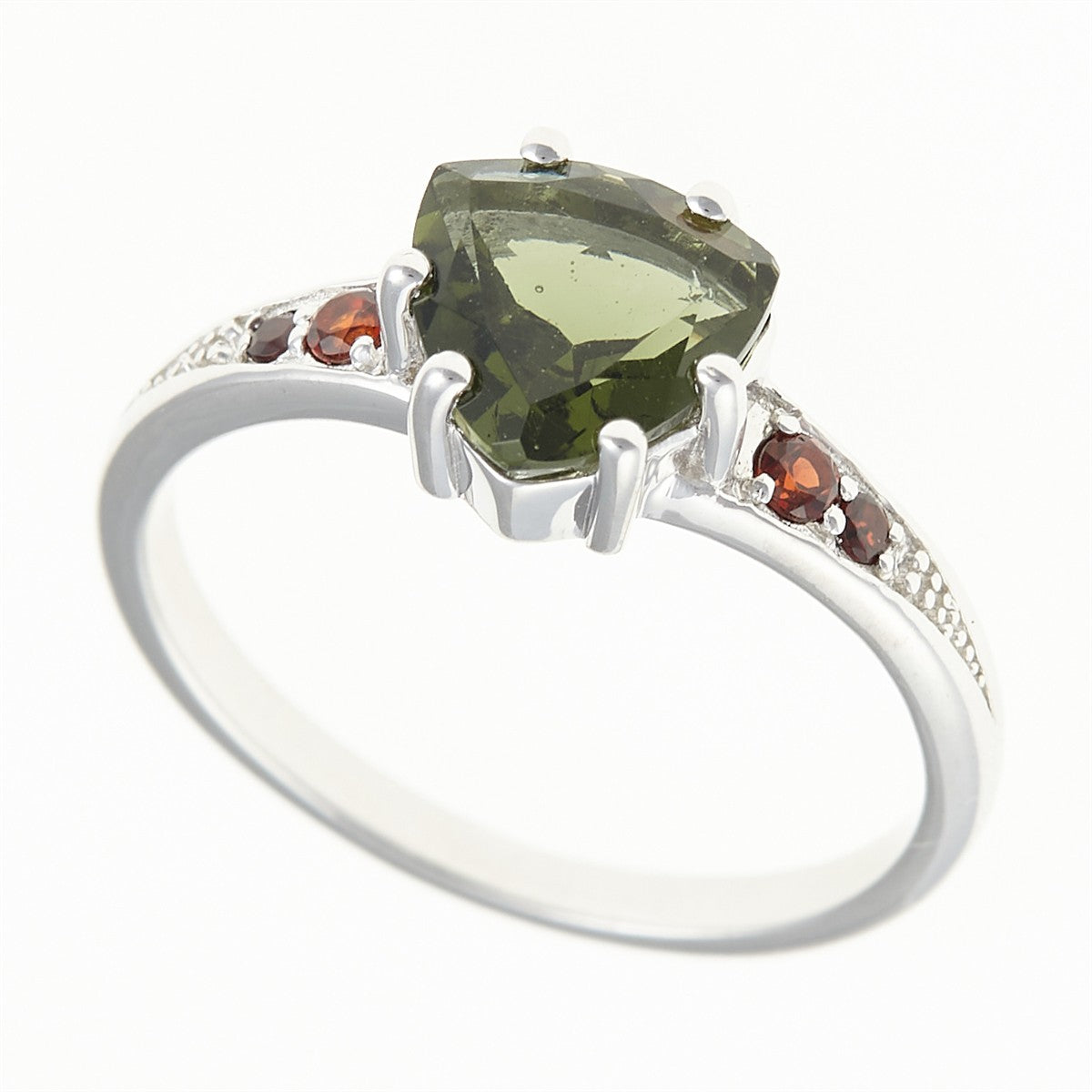 Anello in argento rodiato con moldavite grezza verde oliva forma rana e granati rossi sulle spalle