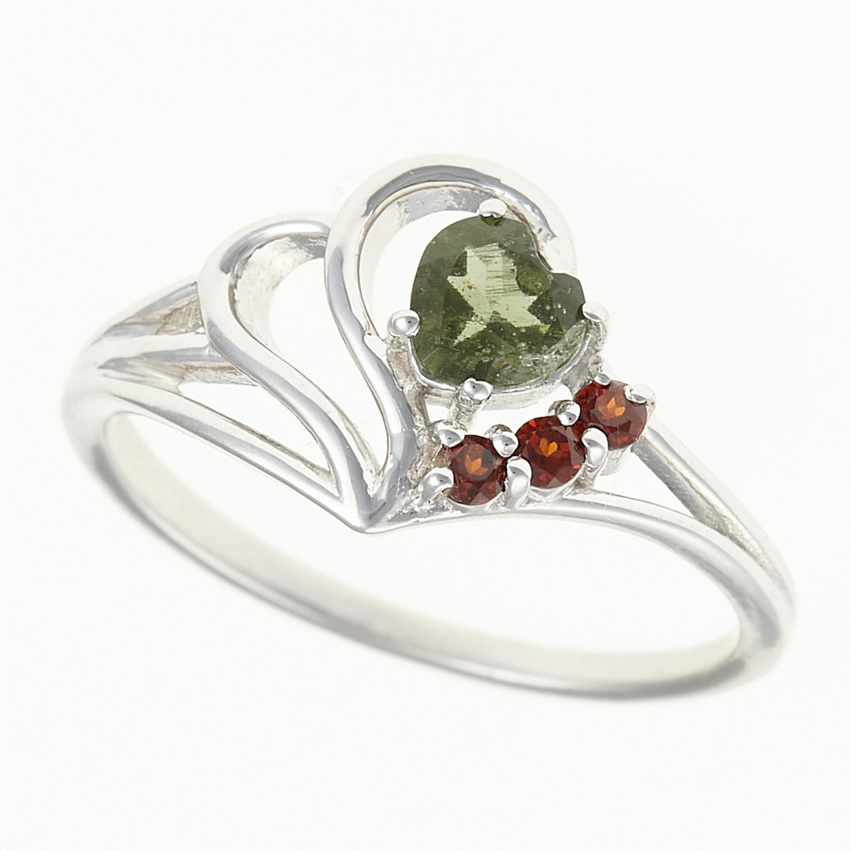 Anello in argento rodiato a forma di cuore aperto con moldavite grezza verde e tre granati rossi sfaccettati