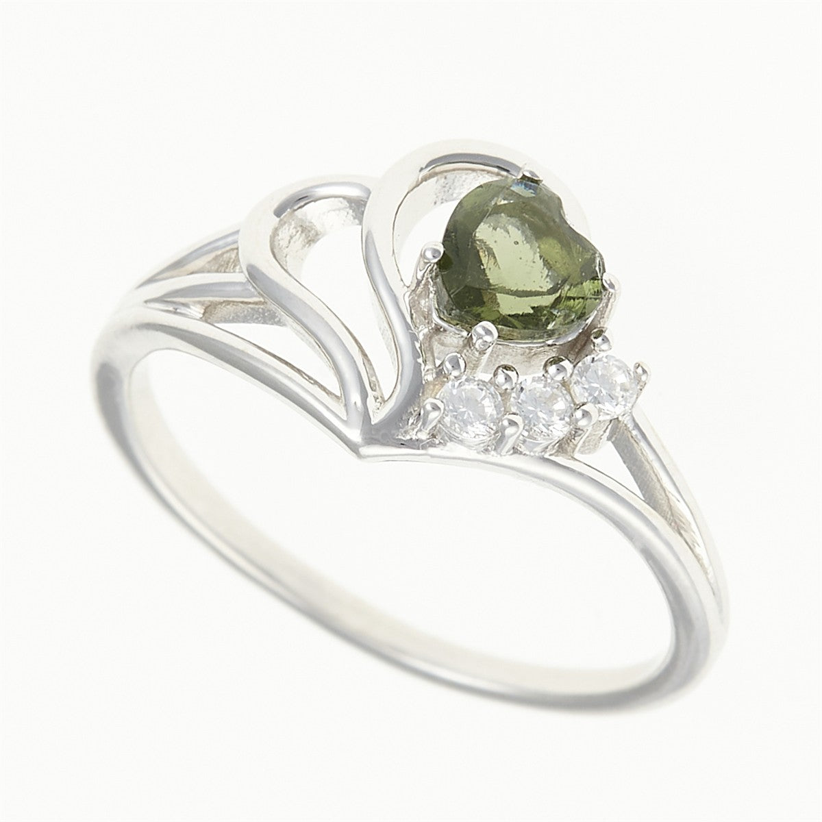 Anello in argento rodiato con moldavite grezza verde a cuore e tre zirconi incolori