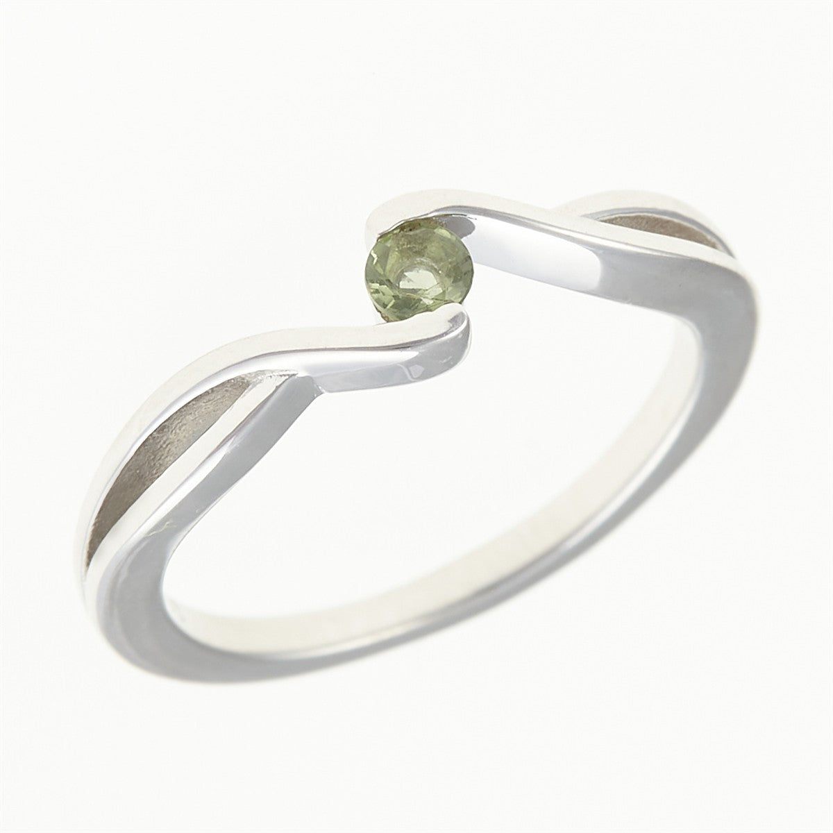 Anello in argento rodiato con piccola moldavite verde incastonata tra due bracci a onda
