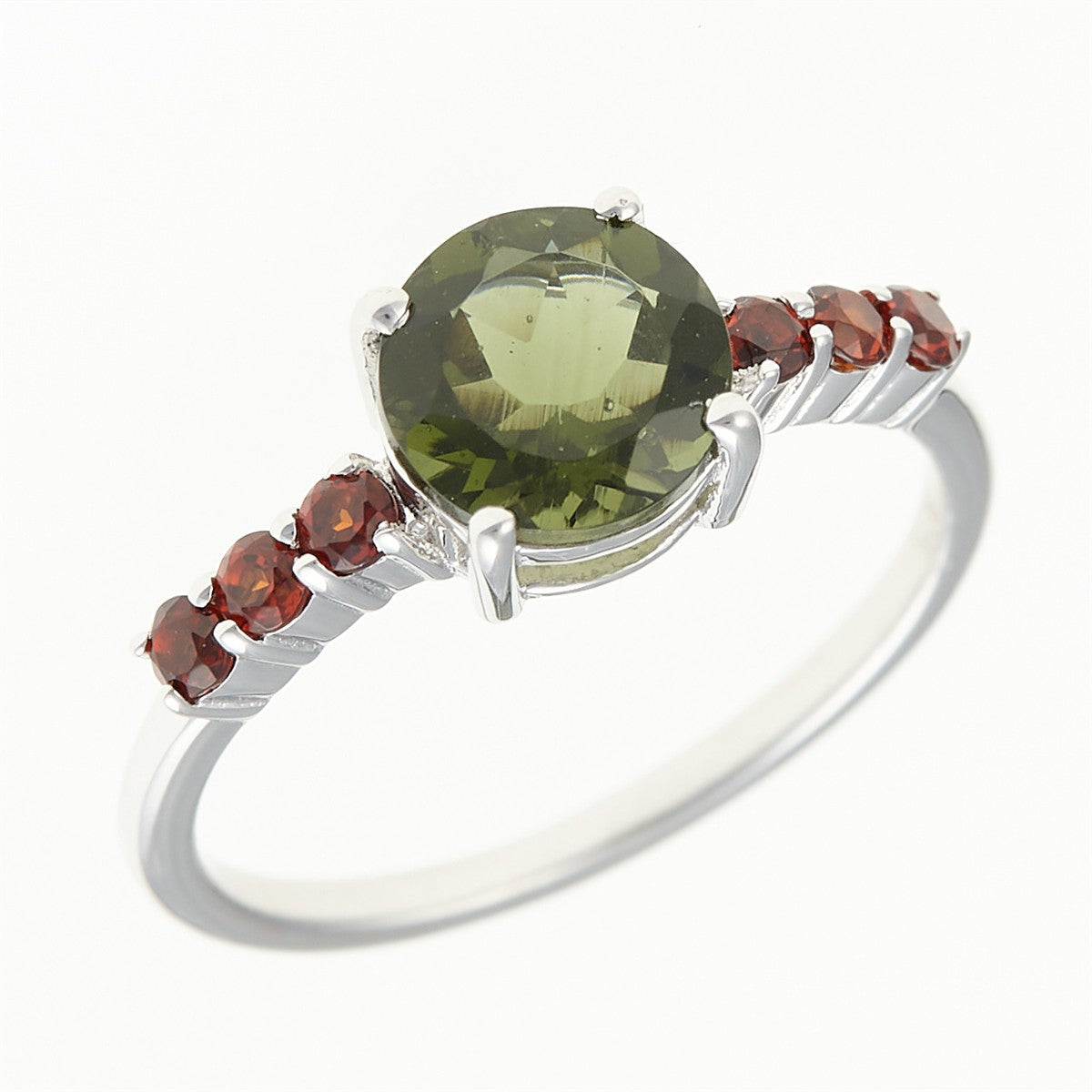 Anello in argento rodiato con moldavite tonda sfaccettata verde e tre granati rossi per lato