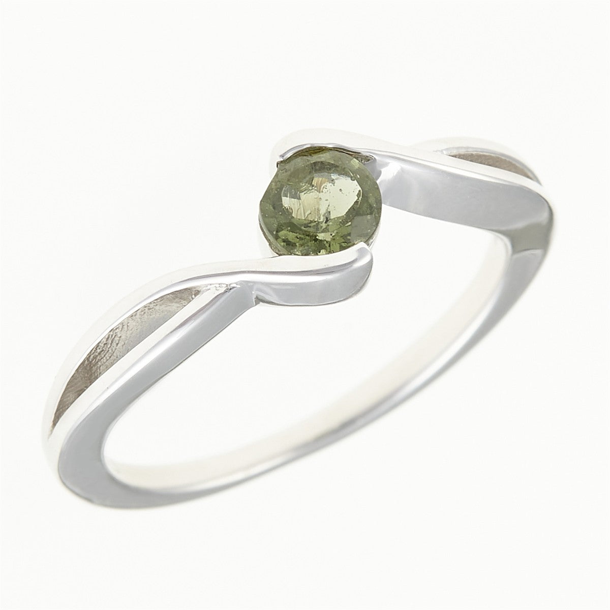 Anello in argento rodiato con moldavite tonda verde oliva su montatura a bracci incrociati