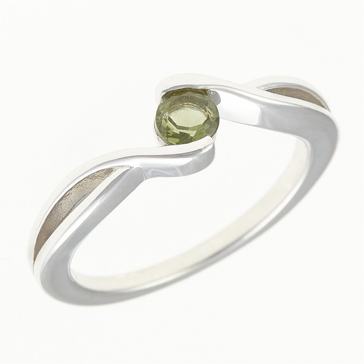 Anello in argento rodiato con montatura a onda e moldavite verde tonda trattenuta lateralmente