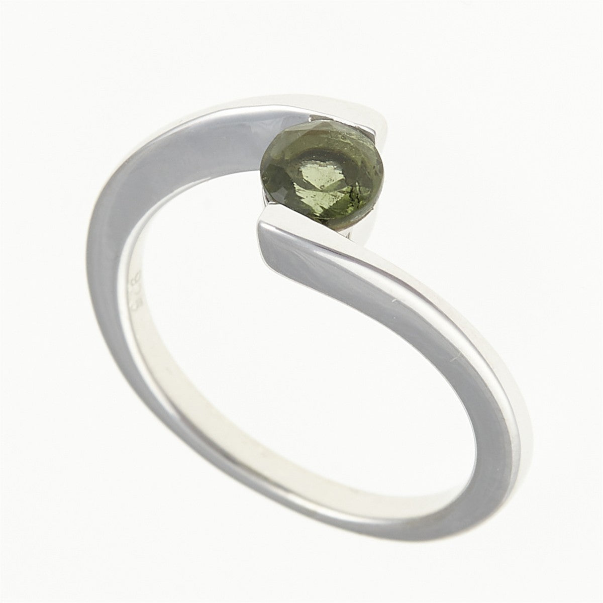 Anello in argento rodiato a fascia asimmetrica con moldavite grezza tondeggiante verde oliva
