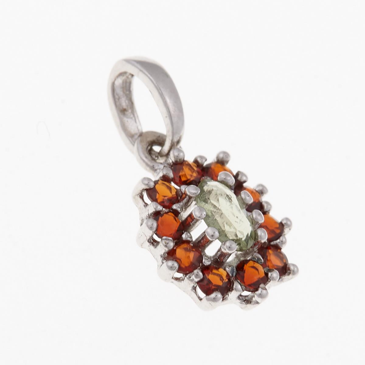 Pendente in argento rodiato con moldavite ovale faccettata verde chiaro circondata da granati rossi